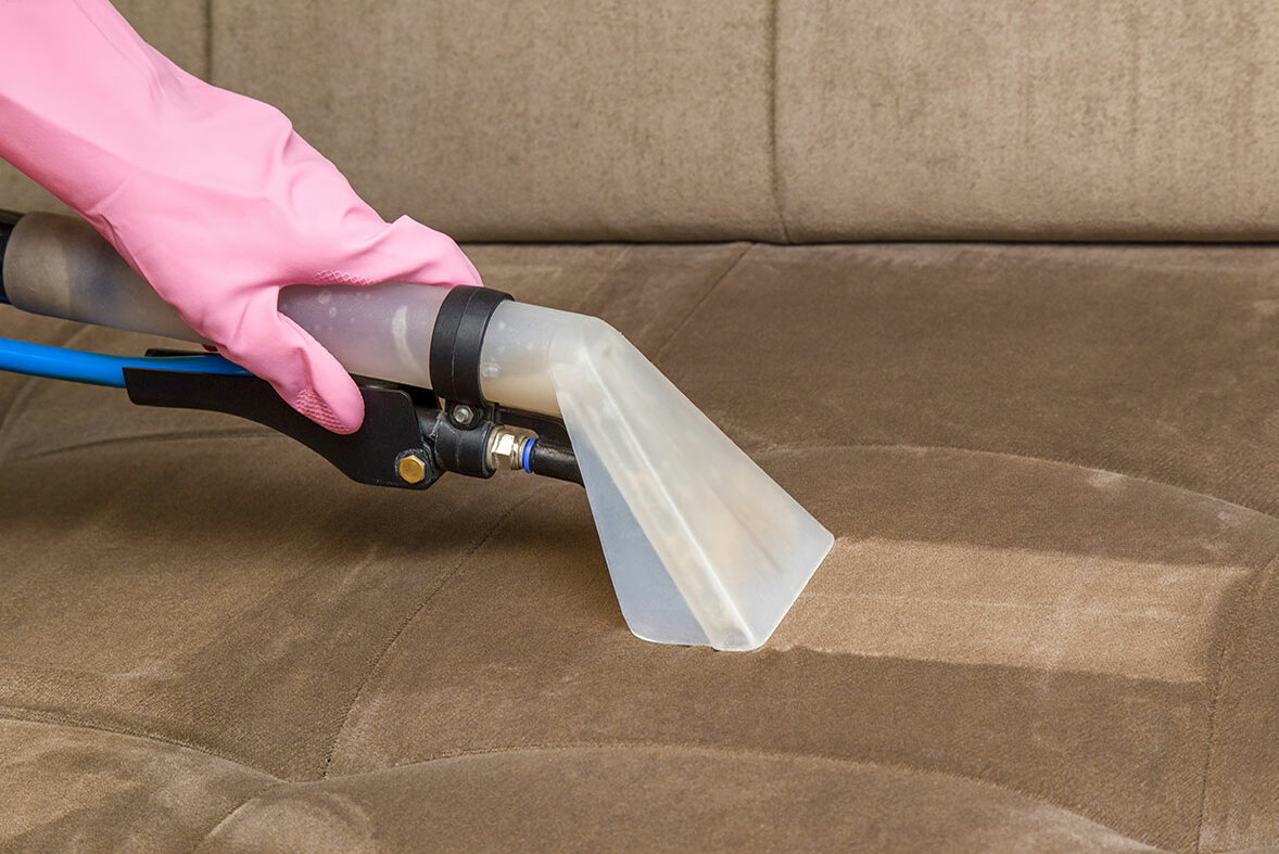 почистить диван с помощью моющего пылесоса